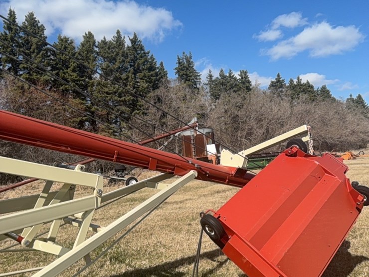 10-x-70-farmking-auger-with-swing-out-mechanical-drive-hopper￼-image-24