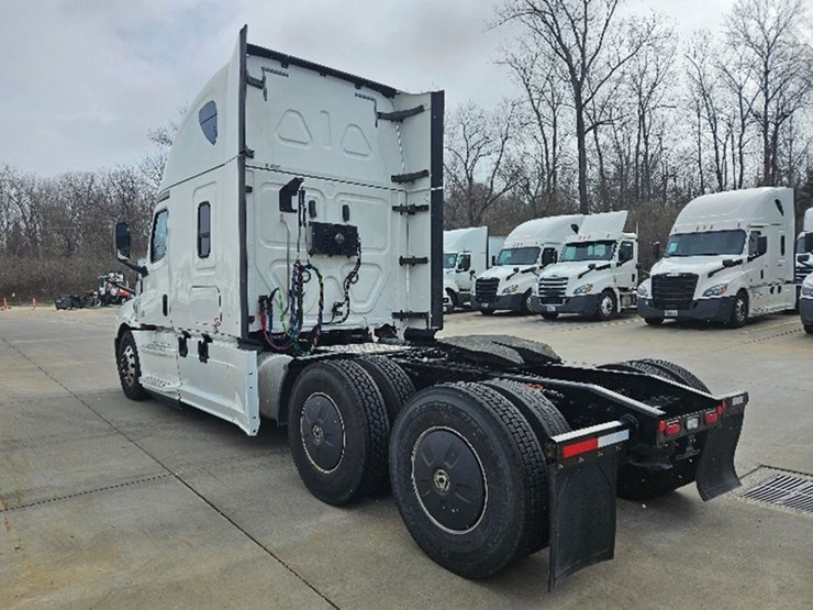 2020-freightliner-cascadia-126-image-2