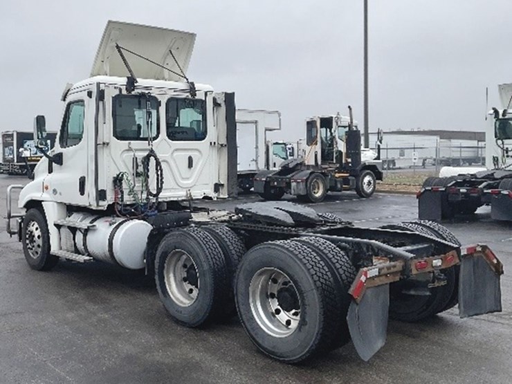 2018-freightliner-cascadia-125-image-2
