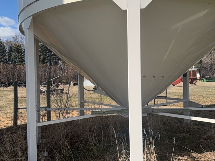 meridian-5000-bushel-hopper-bin-with-fan,-this-bin-is-designed-for-fertalizer,-however-it-has-never-had-fertilizer-in-it.-grain-only.-excellent-condition-image-7