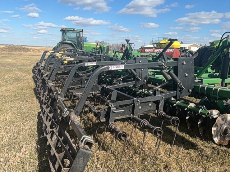summers-40’-supercoulter-plus-vertical-tillage,-equipped-with-summer’s-heavy-duty-3-bar-harrows-and-rolling-baskets-image-39