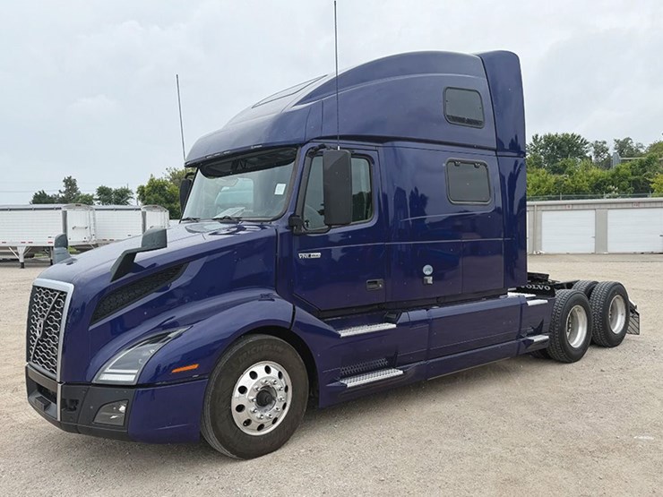 2022-volvo-vnl860-image-1