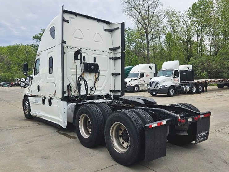 2020-freightliner-cascadia-126-image-2