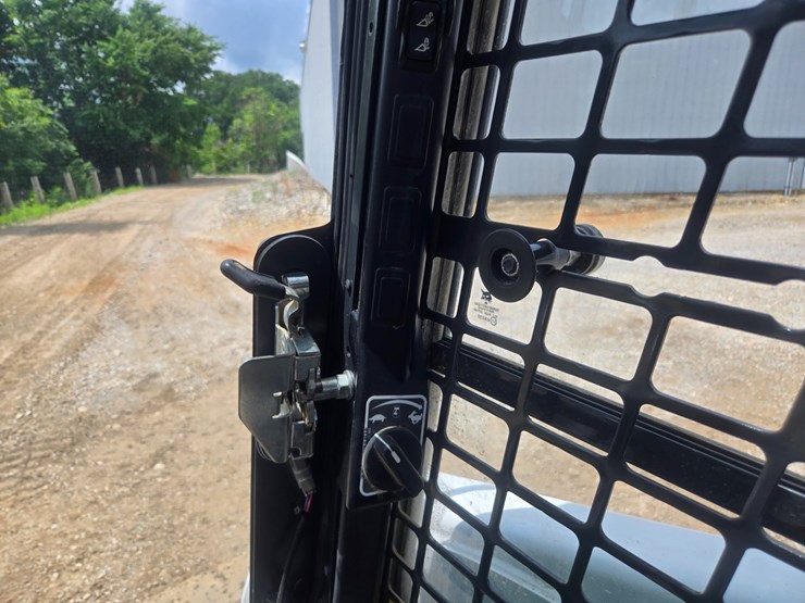 2024-bobcat-t650-image-32