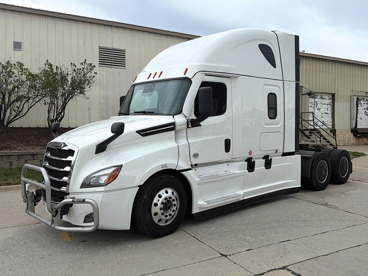 2023-freightliner-cascadia-126-image-1