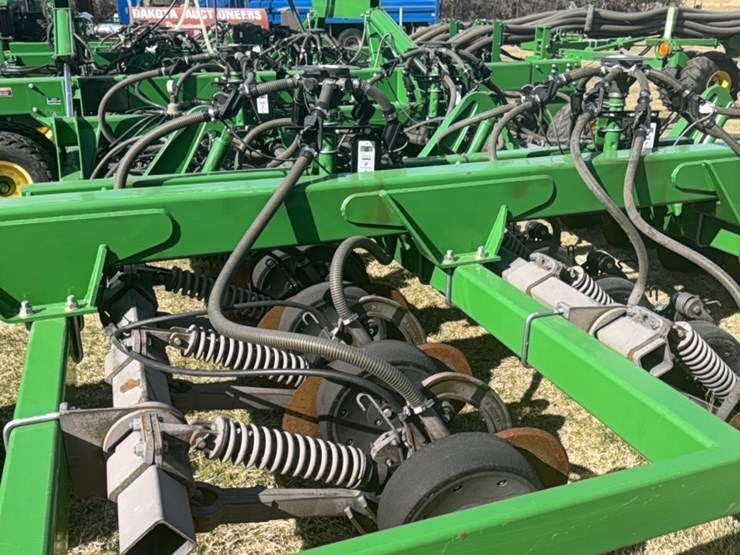 2000-john-deere-1910-image-65