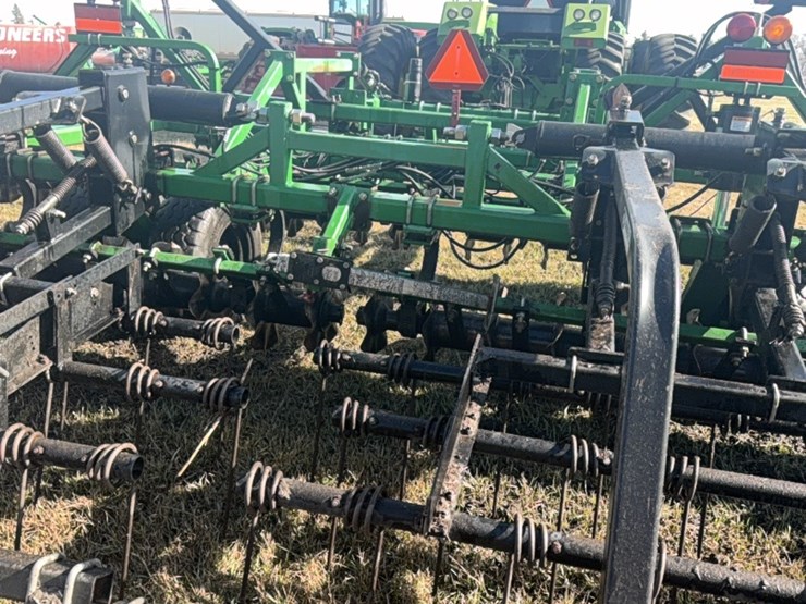 summers-40’-supercoulter-plus-vertical-tillage,-equipped-with-summer’s-heavy-duty-3-bar-harrows-and-rolling-baskets-image-32