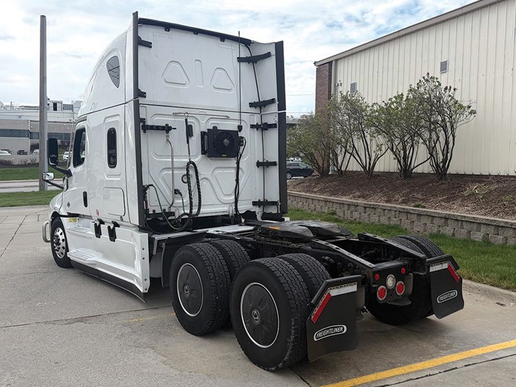 2023-freightliner-cascadia-126-image-2