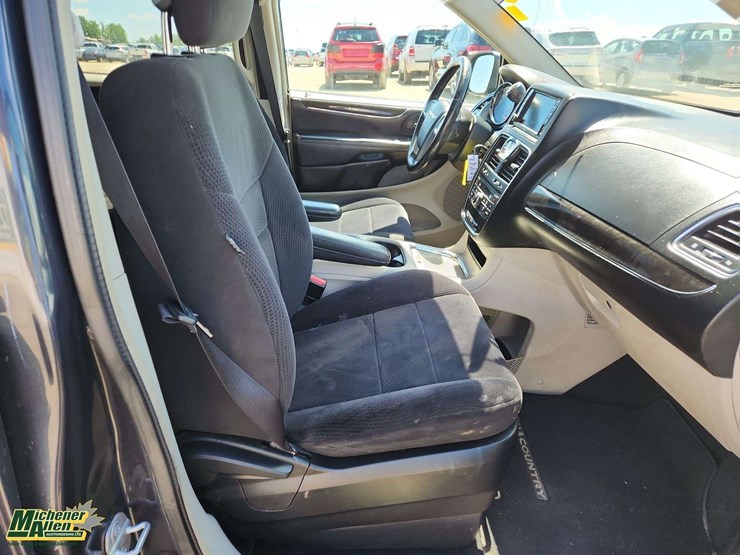 2014-chrysler-town-&-country-image-15
