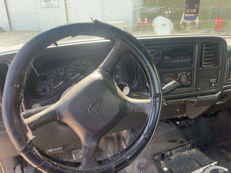 2002-chevrolet-silverado-2500-image-15