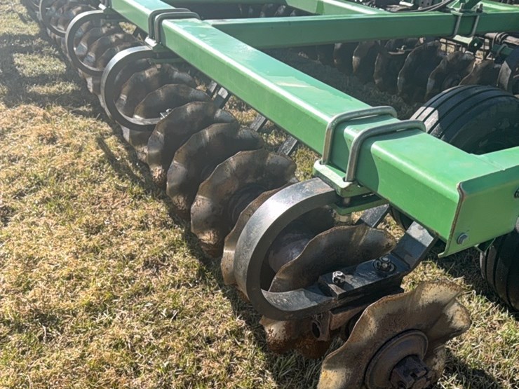 summers-40’-supercoulter-plus-vertical-tillage,-equipped-with-summer’s-heavy-duty-3-bar-harrows-and-rolling-baskets-image-9