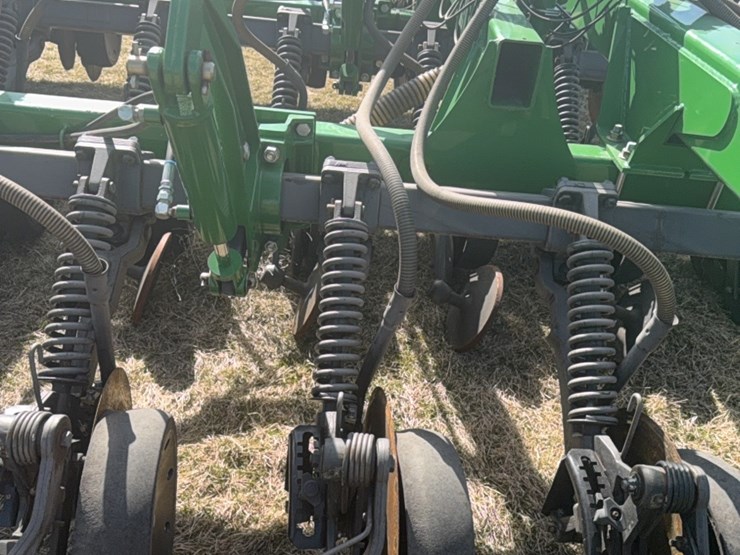 2000-john-deere-1910-image-29
