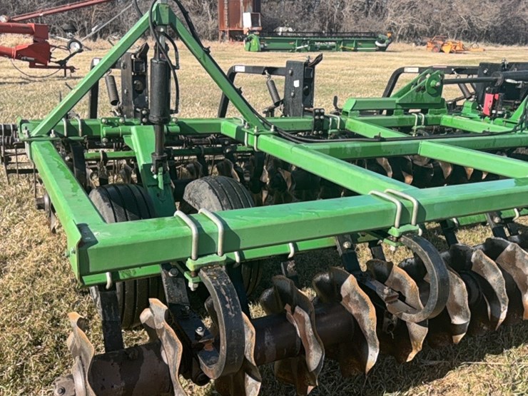 summers-40’-supercoulter-plus-vertical-tillage,-equipped-with-summer’s-heavy-duty-3-bar-harrows-and-rolling-baskets-image-49