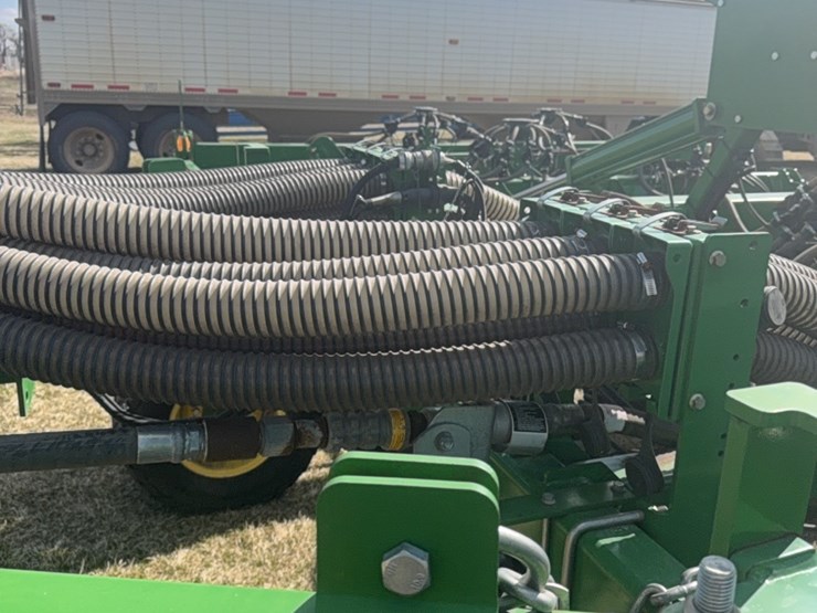 2000-john-deere-1910-image-45