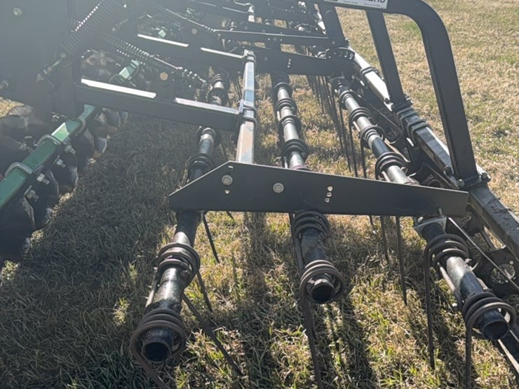 summers-40’-supercoulter-plus-vertical-tillage,-equipped-with-summer’s-heavy-duty-3-bar-harrows-and-rolling-baskets-image-19