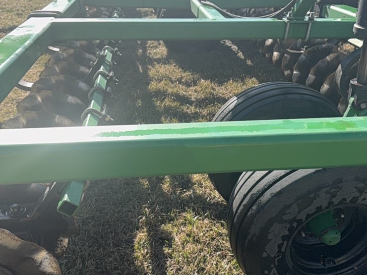 summers-40’-supercoulter-plus-vertical-tillage,-equipped-with-summer’s-heavy-duty-3-bar-harrows-and-rolling-baskets-image-13