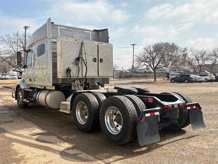 2020-volvo-vnl-740-image-2