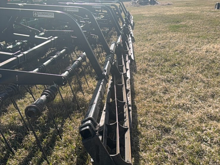 summers-40’-supercoulter-plus-vertical-tillage,-equipped-with-summer’s-heavy-duty-3-bar-harrows-and-rolling-baskets-image-20