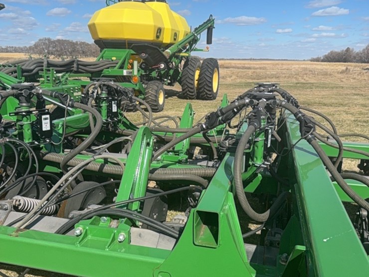 2000-john-deere-1910-image-69