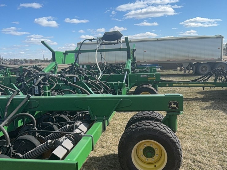 2000-john-deere-1910-image-8