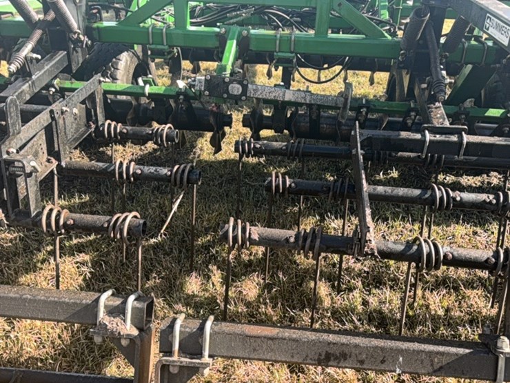 summers-40’-supercoulter-plus-vertical-tillage,-equipped-with-summer’s-heavy-duty-3-bar-harrows-and-rolling-baskets-image-31