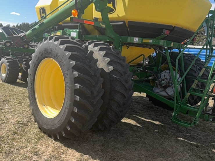 2000-john-deere-1910-image-115