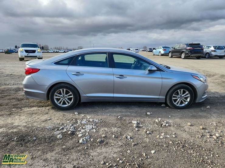 2017-hyundai-sonata-4dr-sedan-image-8