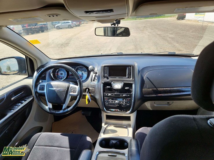 2014-chrysler-town-&-country-image-18