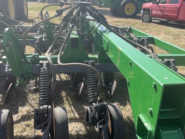 2000-john-deere-1910-image-26