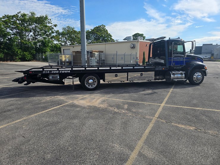 2022-peterbilt-337-image-23