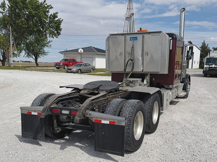 2022-peterbilt-389-image-2