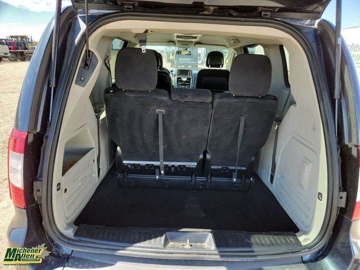 2014-chrysler-town-&-country-image-8