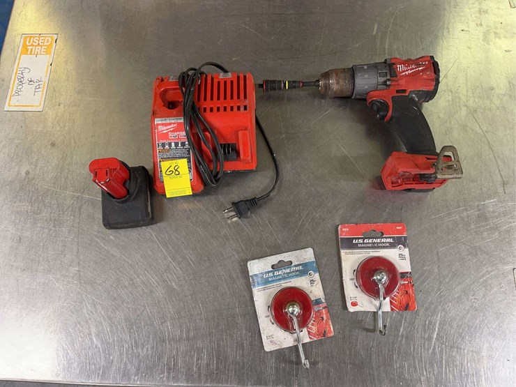 milwaukee-3/8"-drill,-battery,-charger-image-1