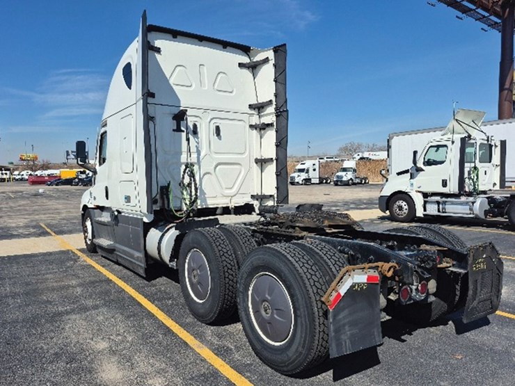 2023-freightliner-cascadia-126-image-2