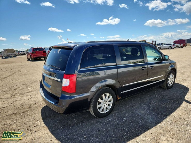 2014-chrysler-town-&-country-image-4
