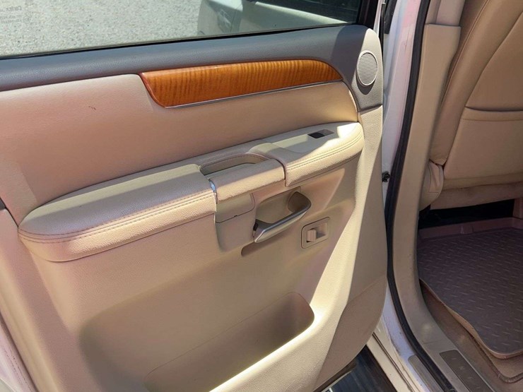 2010-infiniti-qx56-image-24