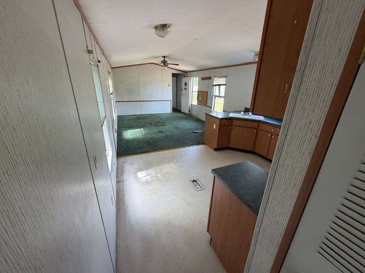 2000-horton-homes-inc.-14x64-2br/2bath-mobile-home-image-35