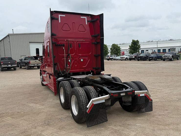 2024-freightliner-cascadia-126-image-2