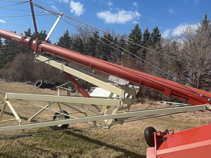 10-x-70-farmking-auger-with-swing-out-mechanical-drive-hopper￼-image-15
