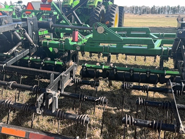 summers-40’-supercoulter-plus-vertical-tillage,-equipped-with-summer’s-heavy-duty-3-bar-harrows-and-rolling-baskets-image-36