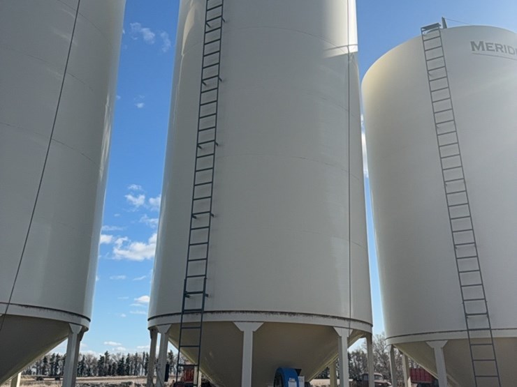 meridian-6000-bushel-hopper-bin-with-fan,-used-for-grain-only,-excellent-shape-image-2