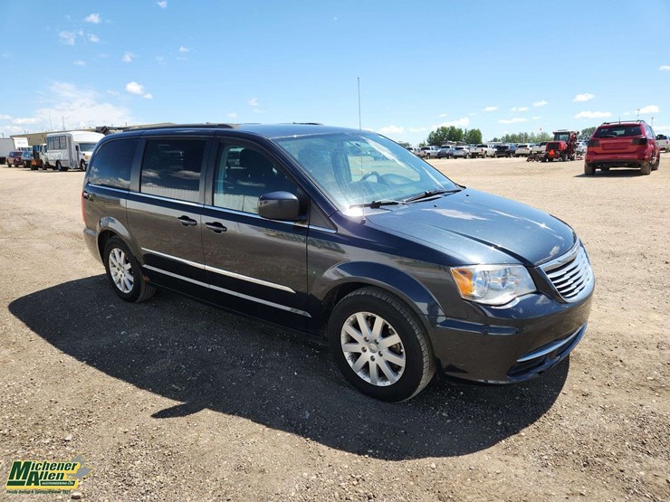 2014-chrysler-town-&-country-image-2