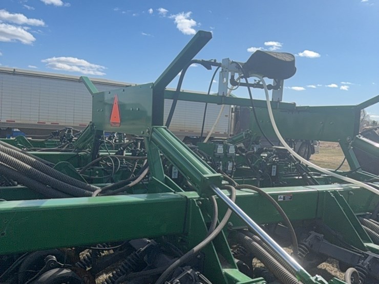 2000-john-deere-1910-image-37