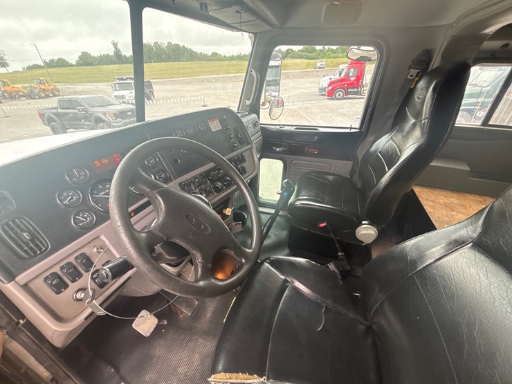 2013-peterbilt-367-image-12