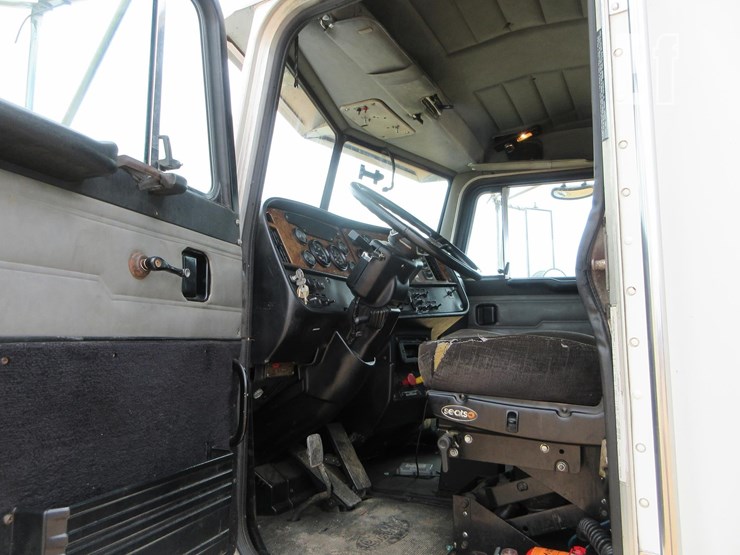 2001-peterbilt-385-image-7