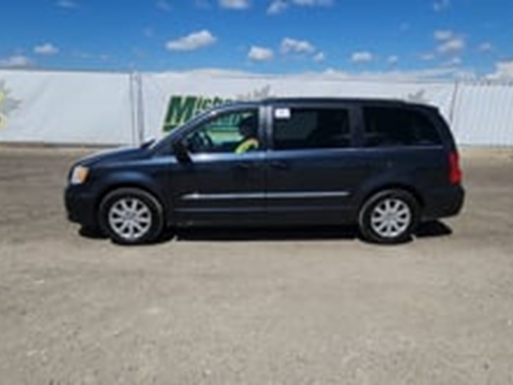 2014-chrysler-town-&-country-image-5