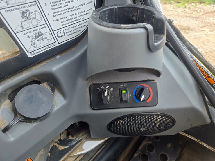 2023-bobcat-t770-image-40