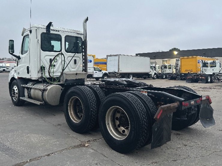 2019-freightliner-cascadia-116-image-2