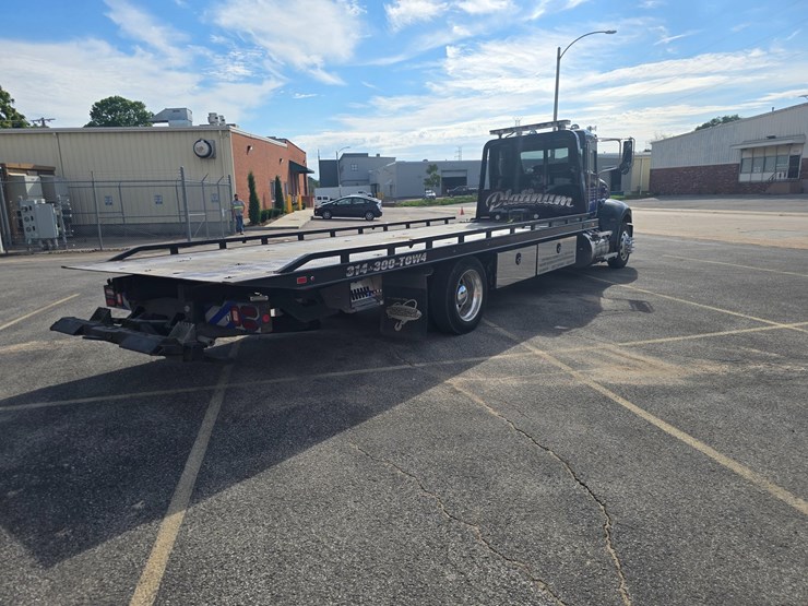 2022-peterbilt-337-image-19