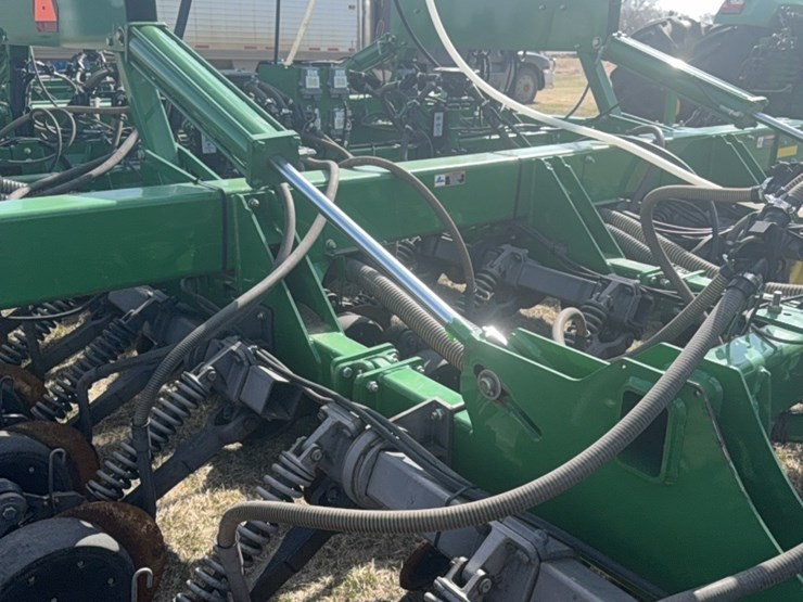 2000-john-deere-1910-image-35